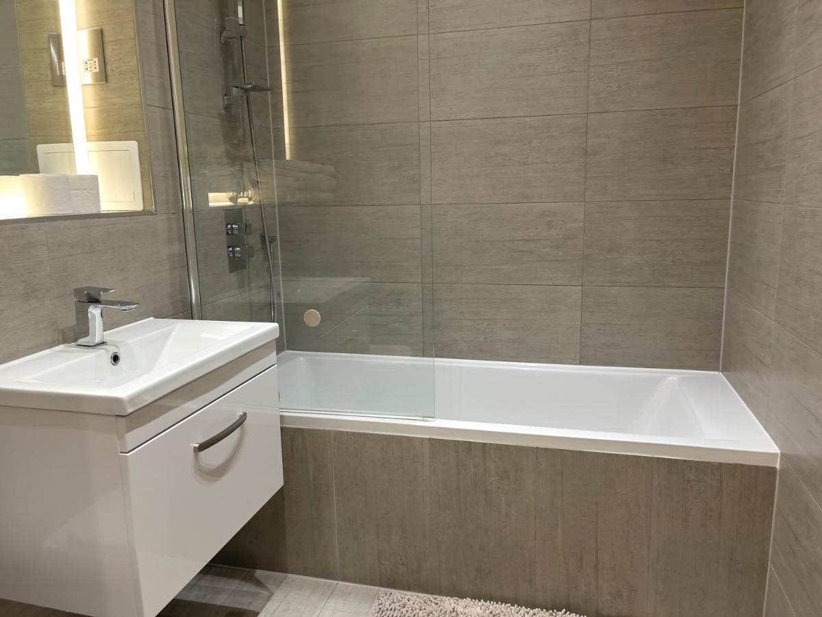 Lovely 2 Double Bedroom Flat With Free Parking - At The Atrium Mk Milton Keynes Eksteriør billede