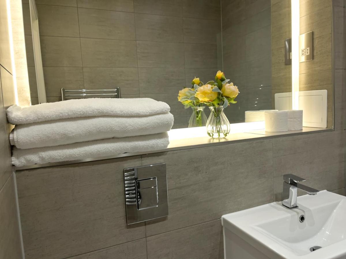 Lovely 2 Double Bedroom Flat With Free Parking - At The Atrium Mk Milton Keynes Eksteriør billede
